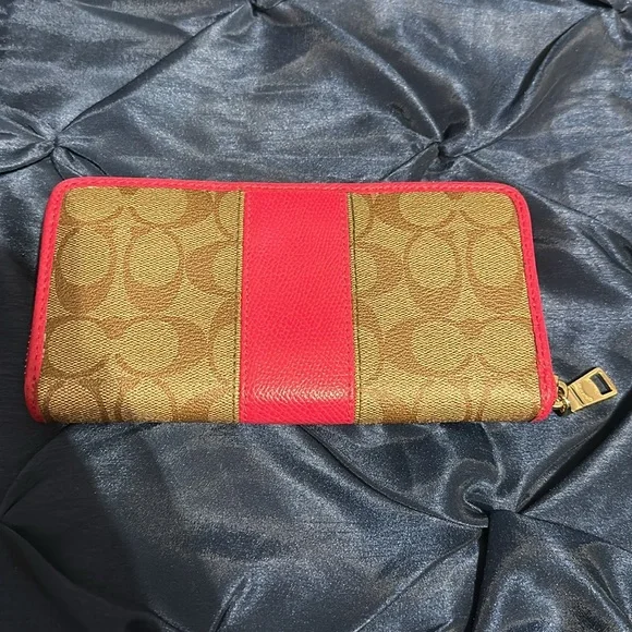 Coach Accordion Zip Wallet In Signature - Picture 2 of 4